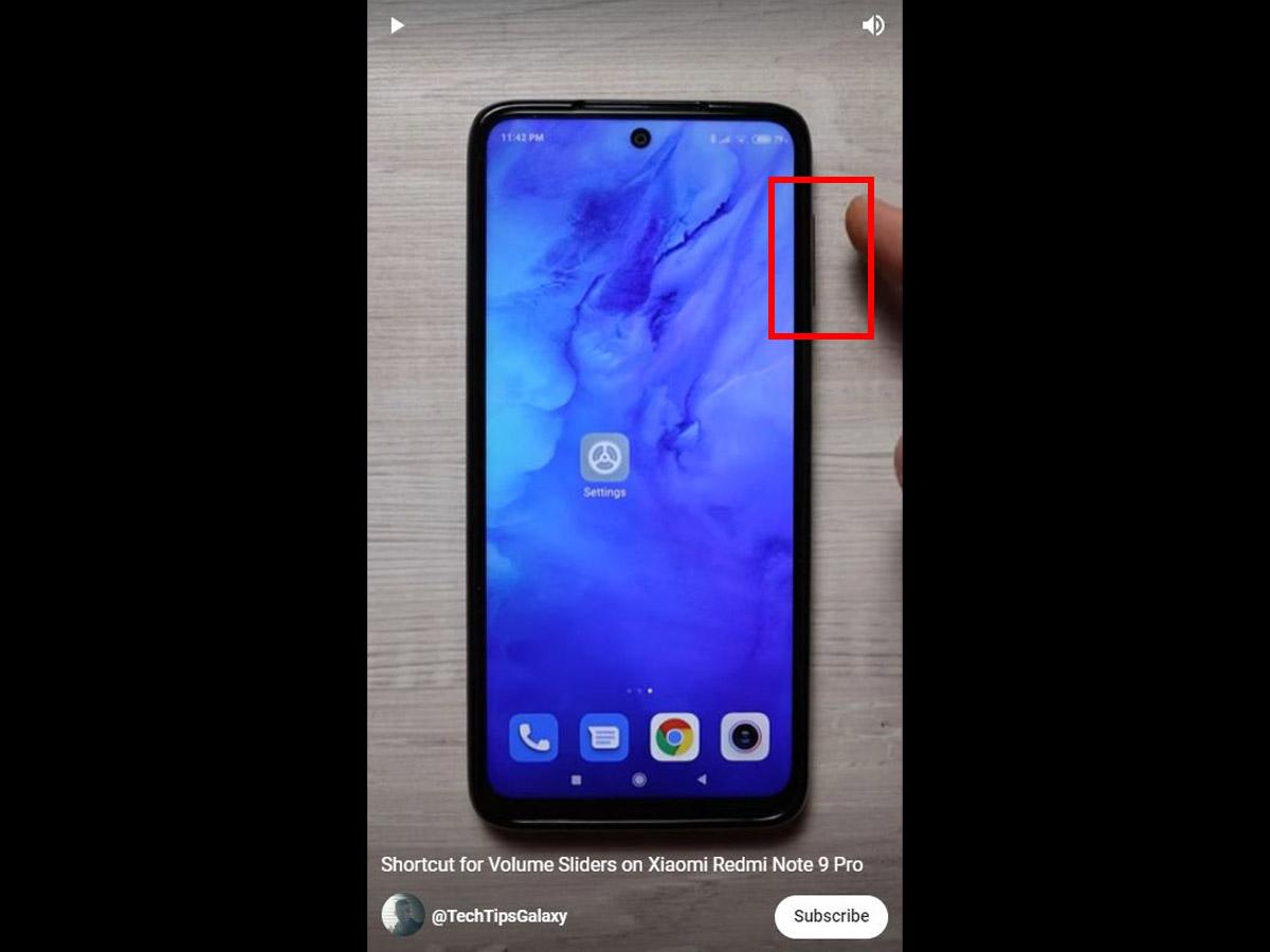 Press either volume button to bring up the volume slider. (From: Youtube/Tech Tips Galaxy)