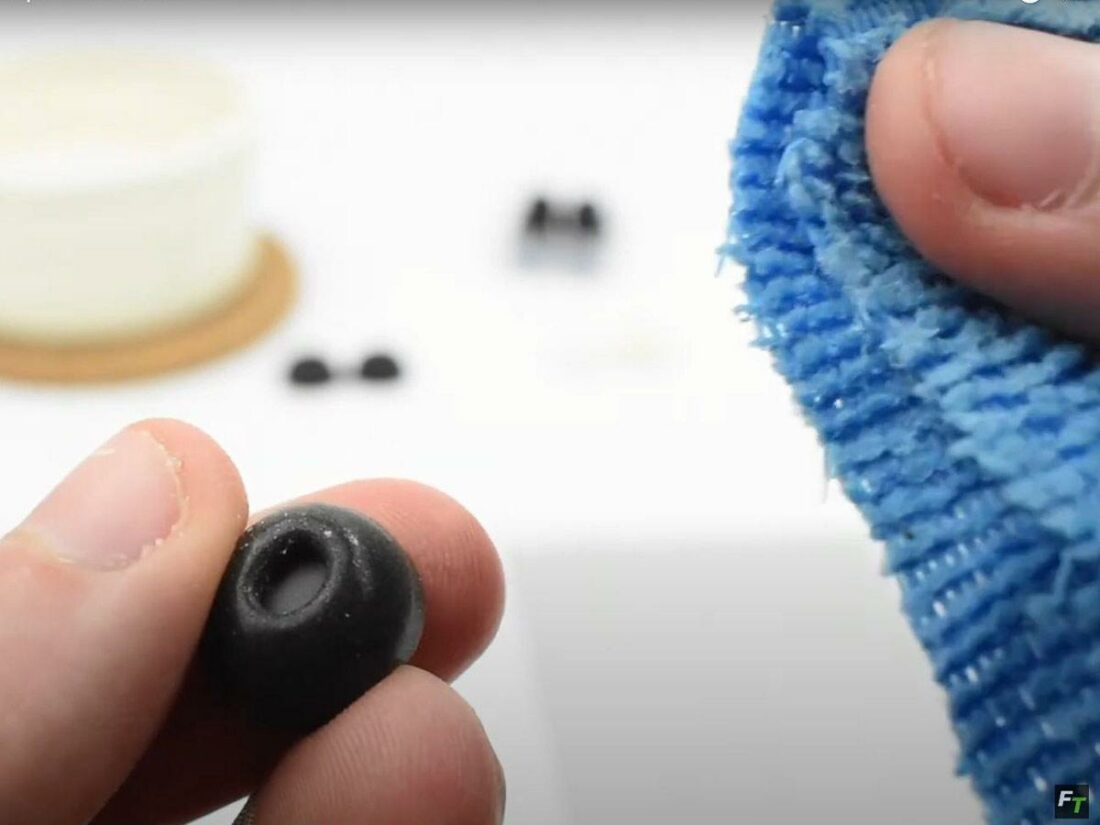 Clean the eartips with a damp cloth. (From: Youtube/Fultro Technology)
