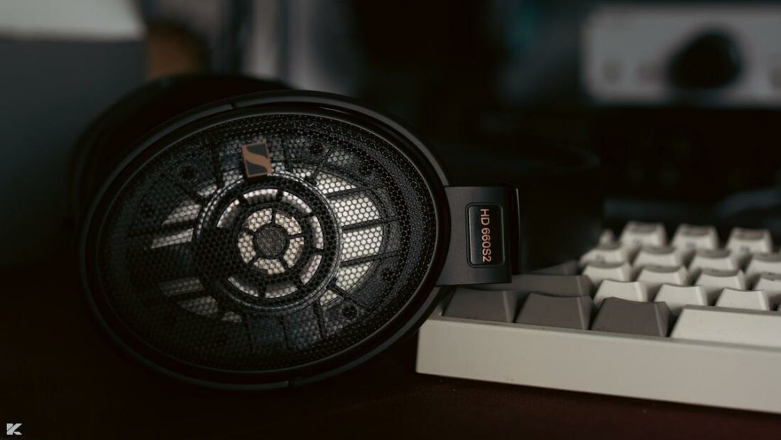 The familiar design of the 6XX series re-appears on the HD 660S2.
