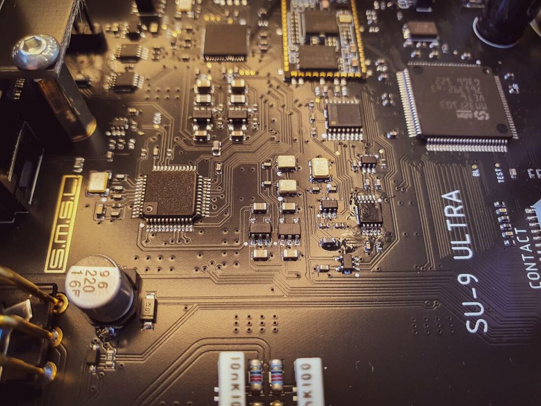 The digital input chip has a milled-off surface so I can't be sure whether it's the AK4118.
