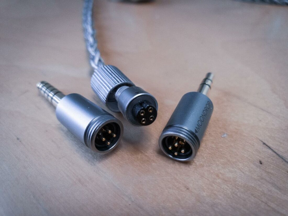 Both the 3.5mm and 4.4mm jacks connect via a 4-pin connector.