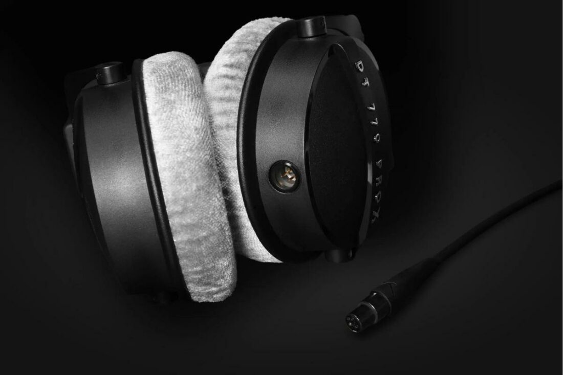 A close look at the DT 770 Pro X Limited Edition detachable cable connection (From: Beyerdynamic)
