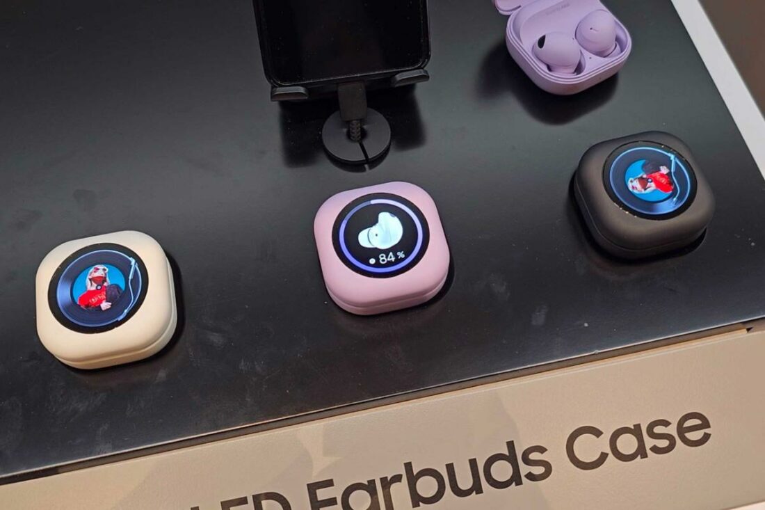 Prototype Galaxy Buds case showing the battery feature and vinyl display. (From: Tiktok/Simili Phone) https://vt.tiktok.com/ZSNKkbMPs/