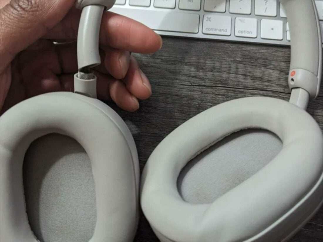Sony WH-1000XM5 headphones with a broken hinge as shared by one user. (From: Reddit)