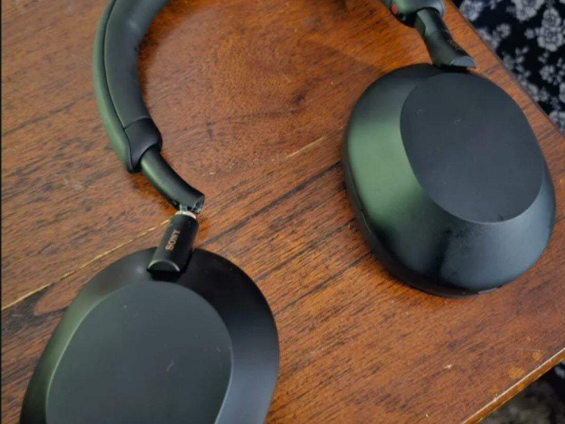 Another incident of Sony WH-1000XM5 headphones' broken hinge (From: Reddit)