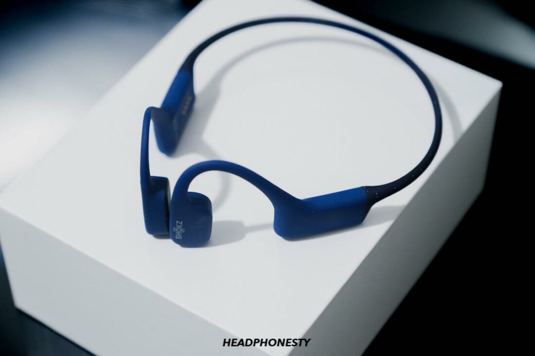 These headphones only have a built-in MP3, no Bluetooth support.