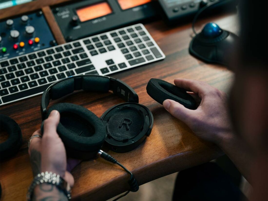 Each set of ear pads changes the sound quality to adapt to the needs of a specific activity: producing and mixing. (From: Sennheiser)