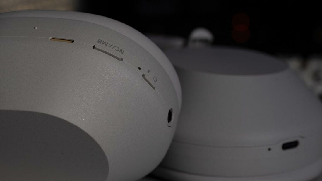 Close look at the Sony WH-1000XM5's built-in controls (From: Kazi)
