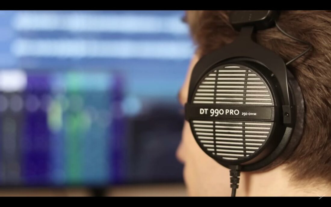 Wearing the DT 990 Pro, 250-ohm variant (From: Beyerdynamic)