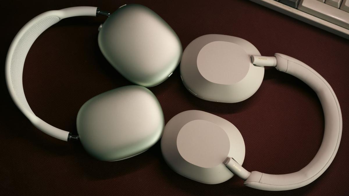 Comparing the Sony WH-1000XM5 and the AirPods Max (From: Kazi)