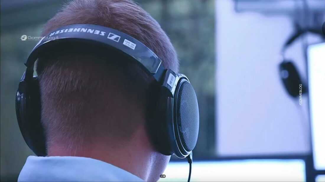 The upside down Sennheiser logo and misplaced L/R markings are shown clearly in the footage. (From: GOMMEBLOG)