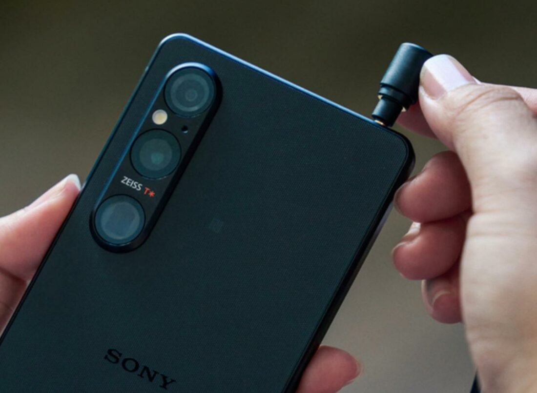 The previous Xperia 1 V also has a 3.5mm headphone jack. (From: Sony Xperia)