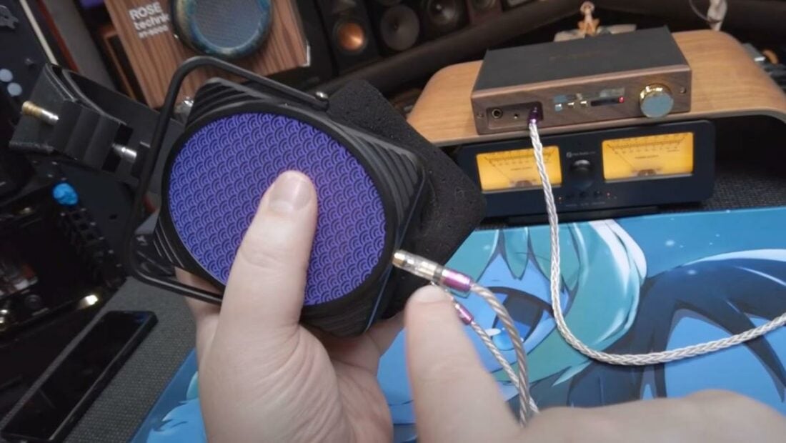 Since Z Reviews got a sample unit and not the official one, he had to use his Cadmus 8W collab cable, A.K.A. the Purple Asylum. (From: YouTube/Z Reviews)