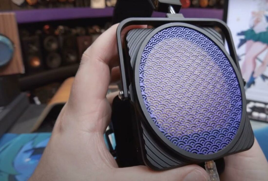 You can see the gold drivers through the the side of the ear cups. (From: YouTube/Z Reviews)