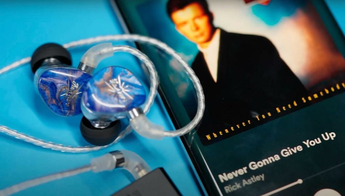 Listening to Rick Astley's 'Never Gonna Give You Up' using the Singolo. (From: Crinacle)
