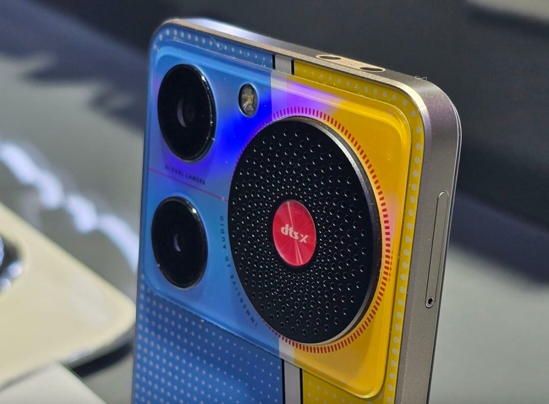 A close look at the vinyl-like speakers at the back of the Nubia Music smartphone. (From: X/Gerrit Schneemann)