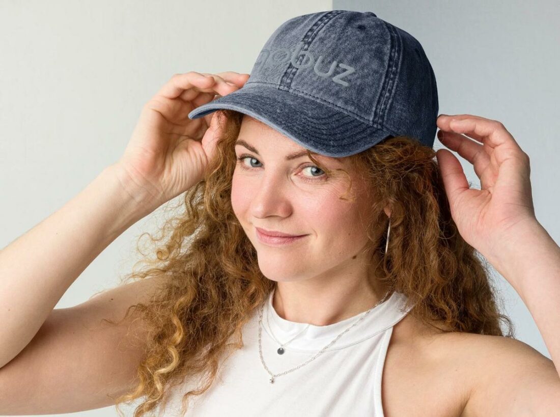 Woman wearing the Qobuz vintage cap. (From: Qobuz Lifestyle)
