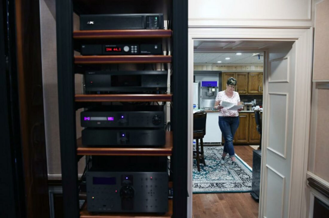 Betsy Logan, Ken's daughter doing the paper work for the stereo system. (From: Matt McClain/The Washington Post)