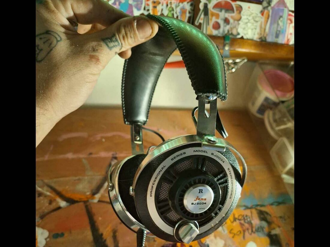 Jana BJ2034 headphones. (From: TPODmacdaddy/Reddit)