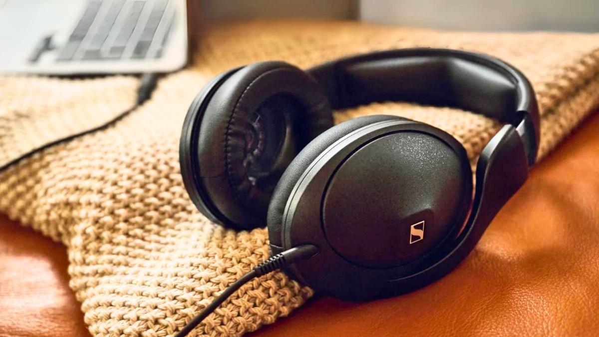 A close look at the Sennheiser HD 620S headphones. (From: Sennheiser)